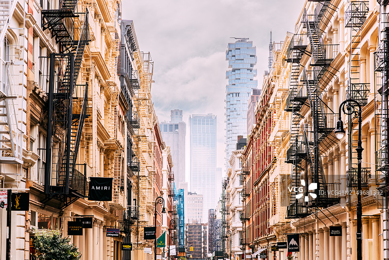 美国纽约曼哈顿SoHo区的豪华精品店街道图片素材