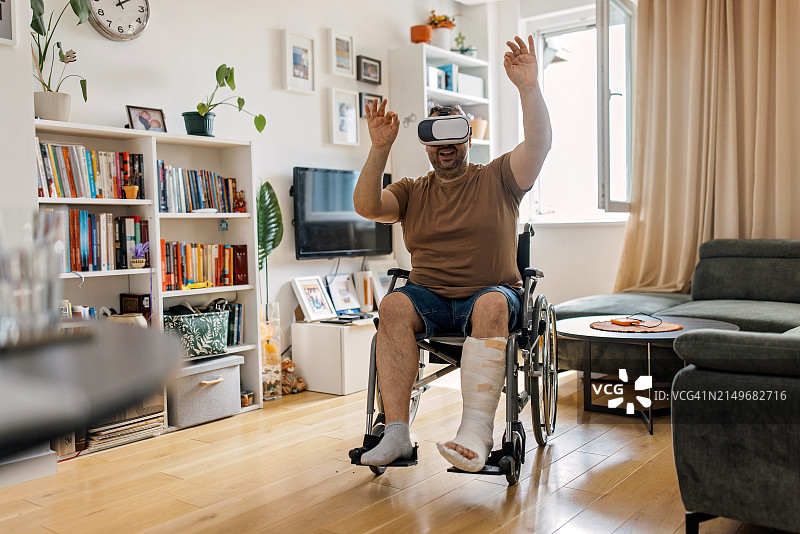 受伤男子在家中使用VR设备图片素材
