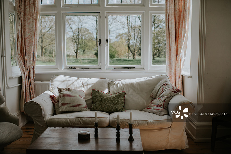 时尚的白色沙发，位于大房子的大凸窗前图片素材