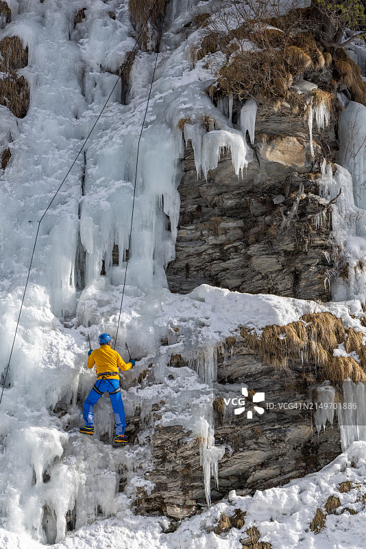 使用安全装备进行攀登图片素材