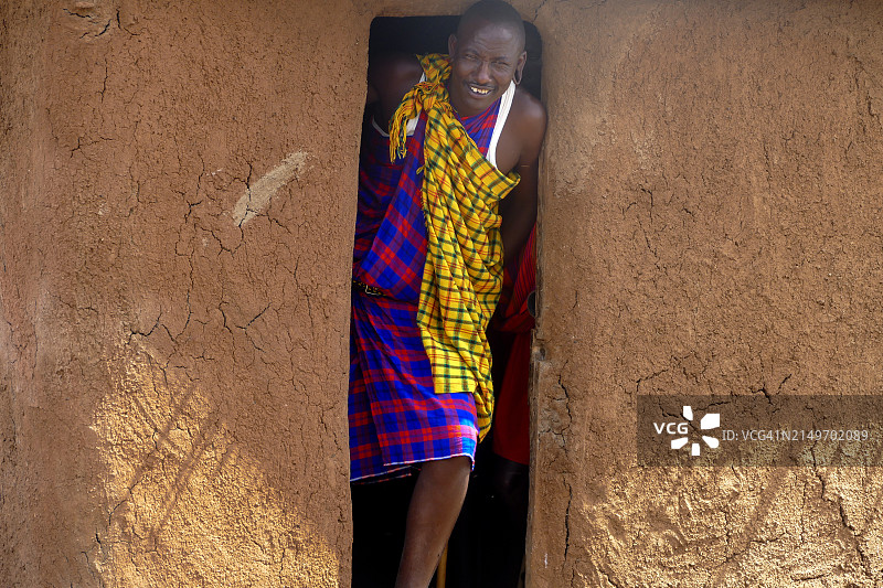 站在传统泥屋门口的马赛男人图片素材