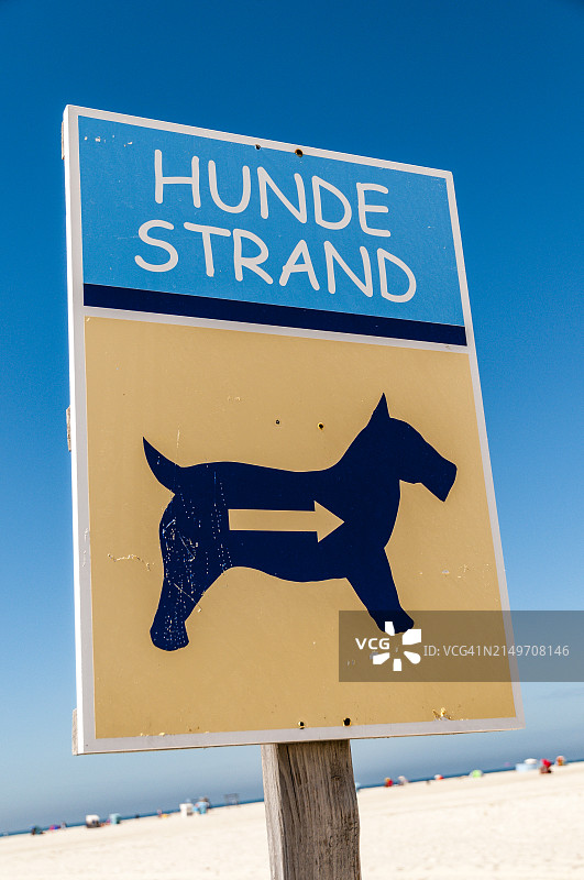 德国石勒苏益格-荷尔斯泰因州阿姆鲁姆岛沙滩指示牌图片素材