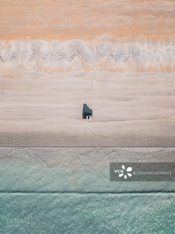 在澳大利亚西澳大利亚州布鲁姆缆索海滩的印度洋旁边行驶的4x4越野车的无人机照片图片素材