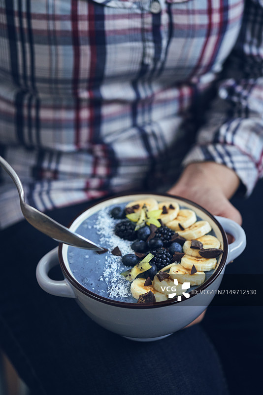碗装螺旋藻冰沙，配香蕉、蓝莓和超级食物图片素材