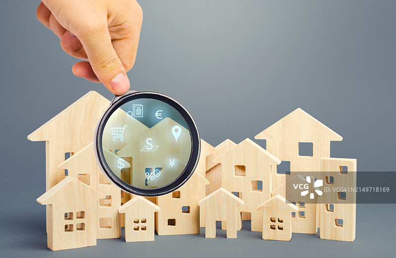 手部特写：在模型房旁拿着时钟，灰色背景图片素材