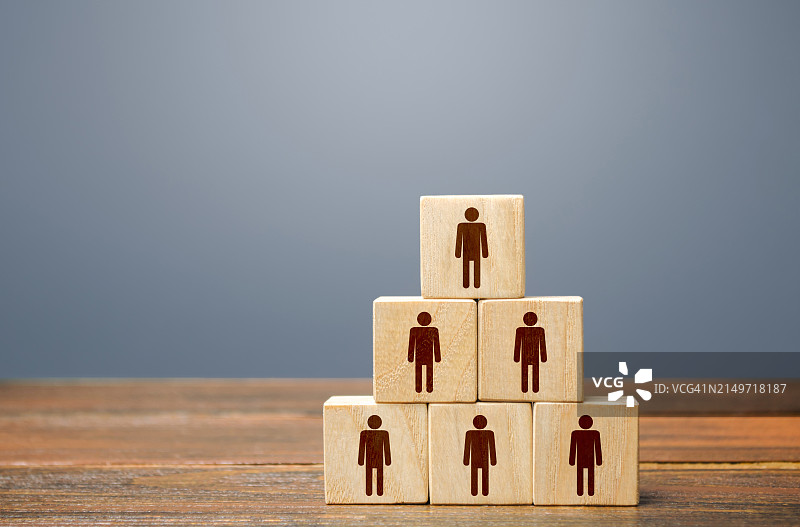 桌上靠墙的木制房屋模型特写图片素材