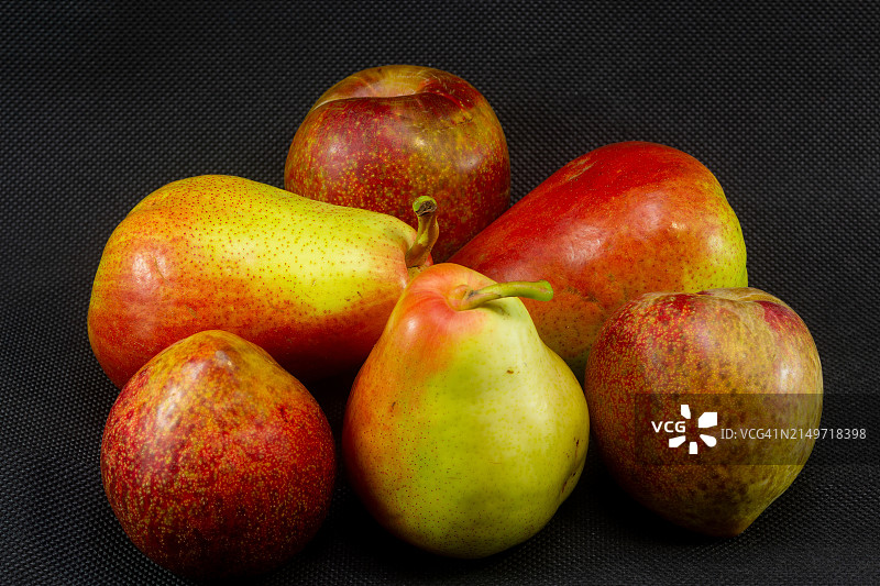 黑色背景下的苹果特写图片素材