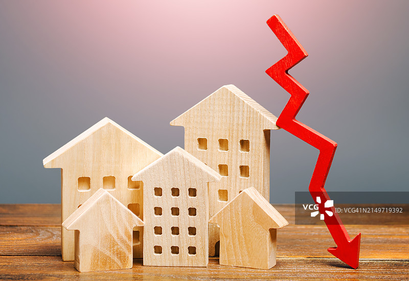 桌上靠墙的木制房屋模型特写图片素材