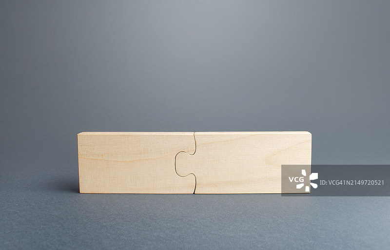 灰色背景下的纸板箱特写图片素材