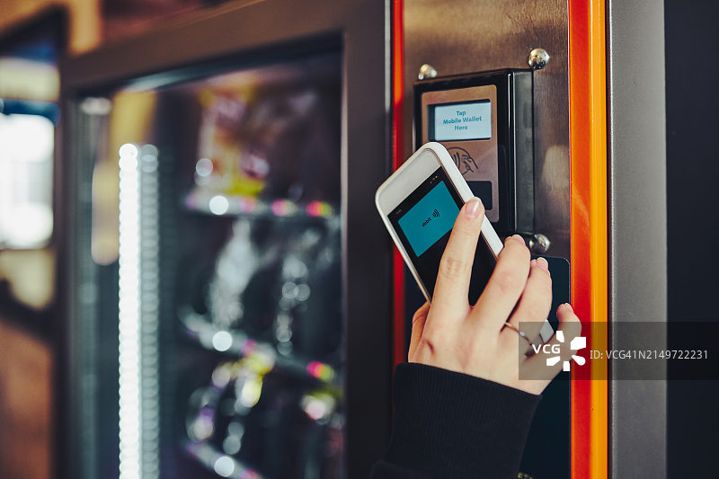 女人使用自动取款机图片素材