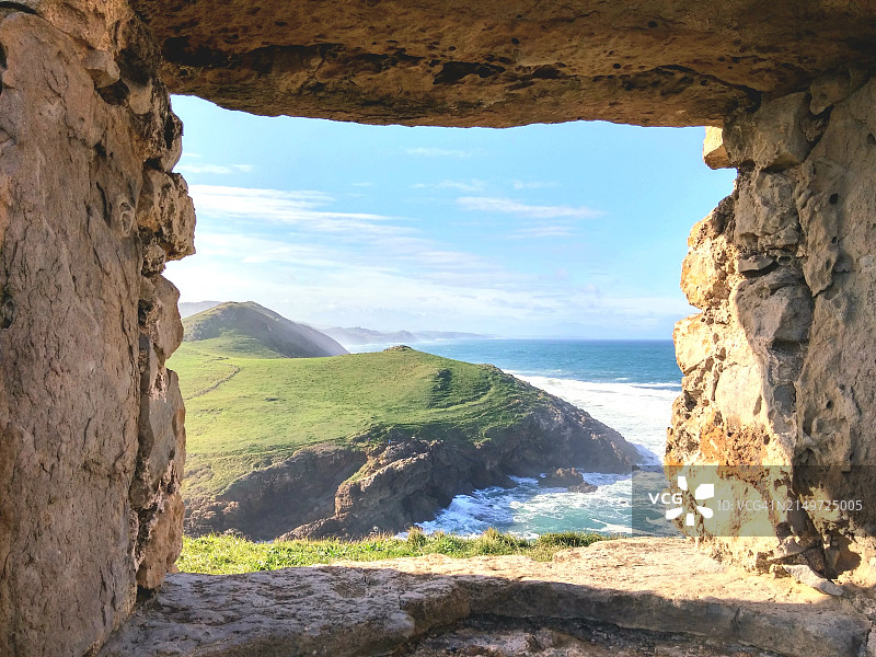 透过洞穴看海景图片素材