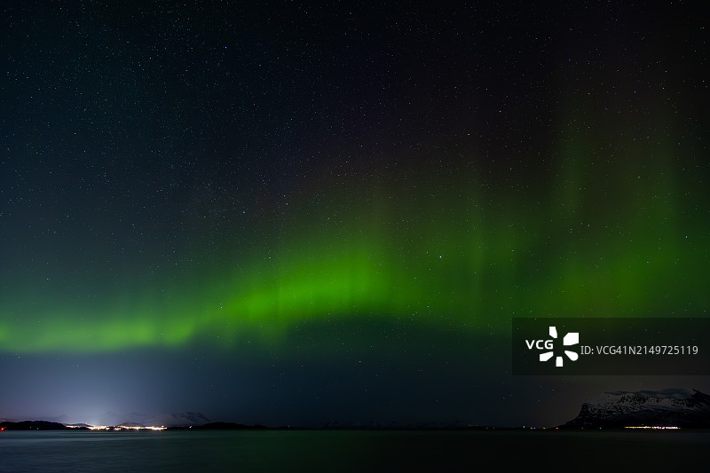 夜晚大海对着天空的美景图片素材
