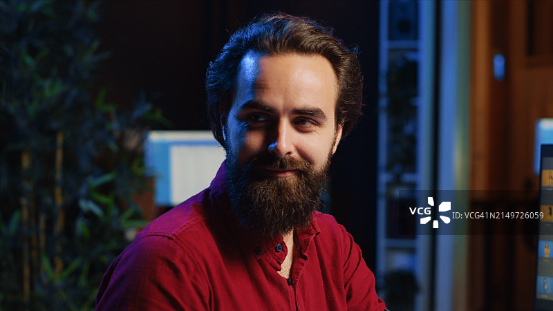 留着胡子的男子肖像图片素材