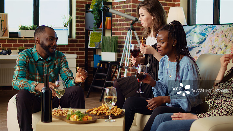 朋友们住在一起图片素材