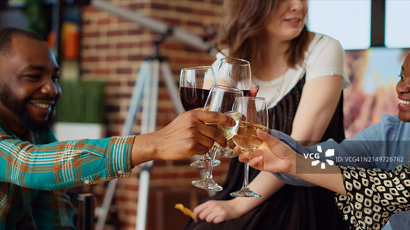 朋友们喝葡萄酒图片素材