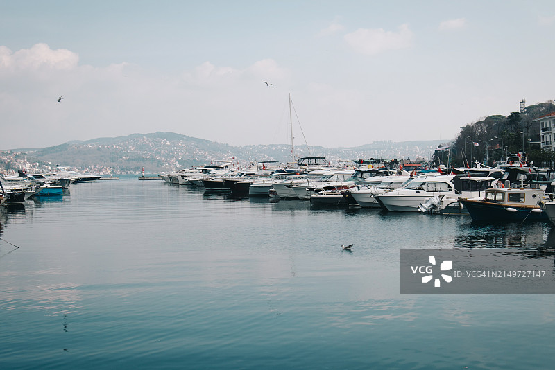 大海对着天空的美景图片素材