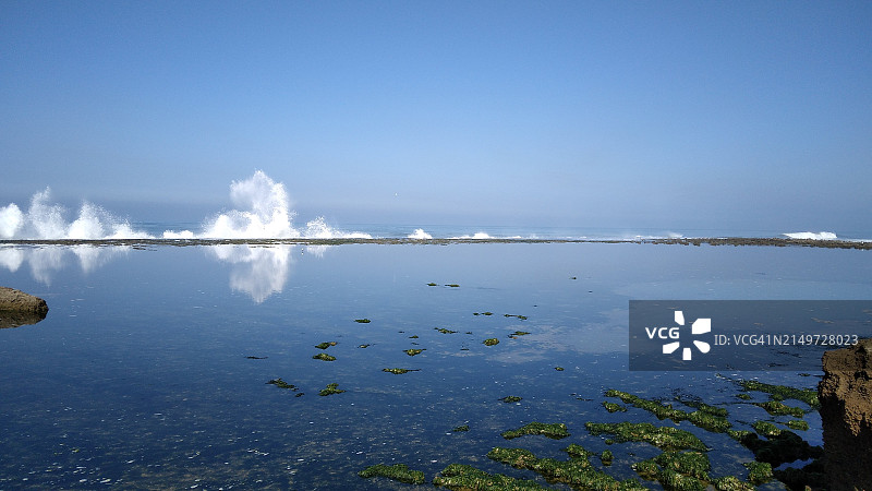湛蓝的天空衬托着美丽的海景图片素材