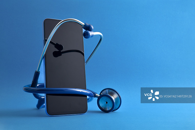 蓝色背景下的听诊器特写图片素材