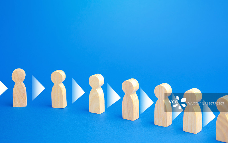 蓝色背景上的小雕像特写图片素材