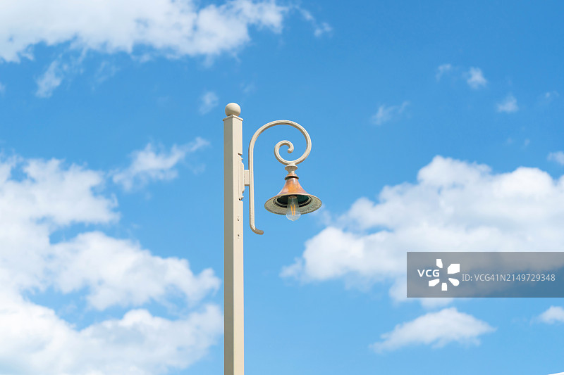 仰视角度拍摄的街灯，背景为蓝色天空图片素材