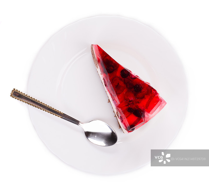 白色背景下的盘中蛋糕特写图片素材