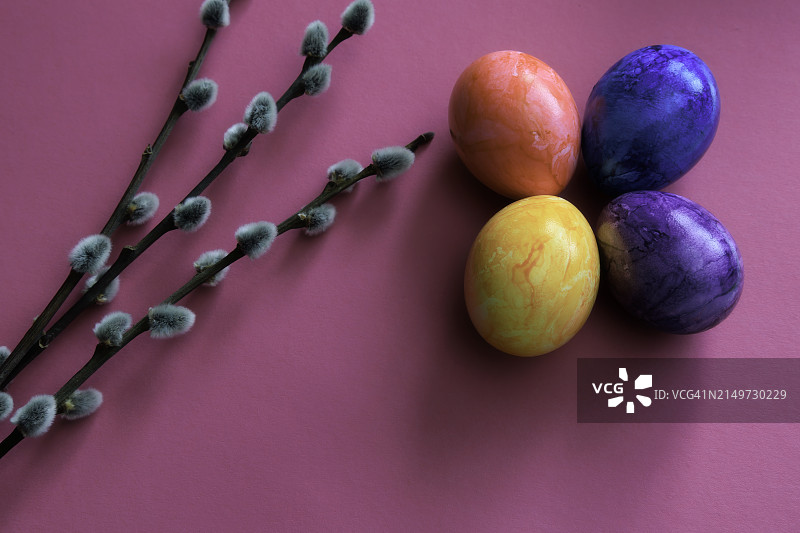 俯视桌子上的复活节彩蛋图片素材