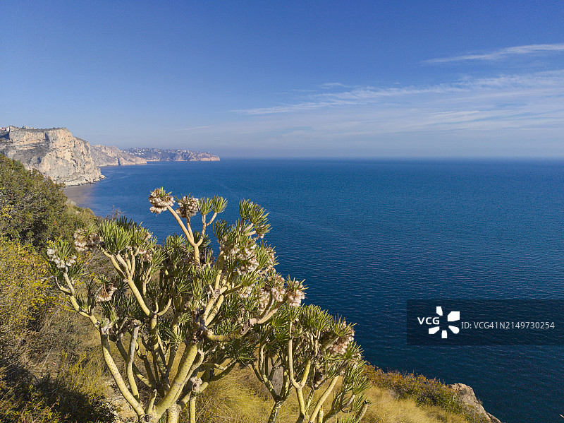 湛蓝的天空衬托着美丽的海景图片素材