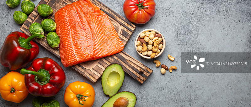 桌子上生食的俯视图图片素材