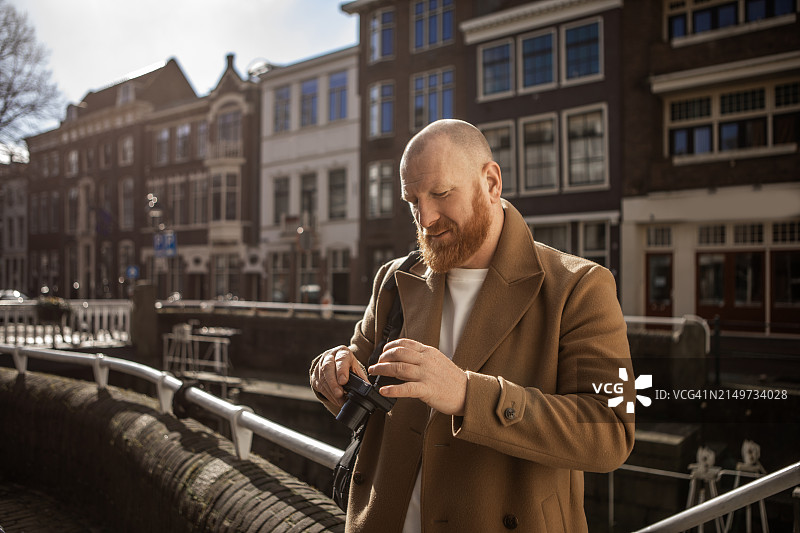 在荷兰城市观光的红发男子图片素材