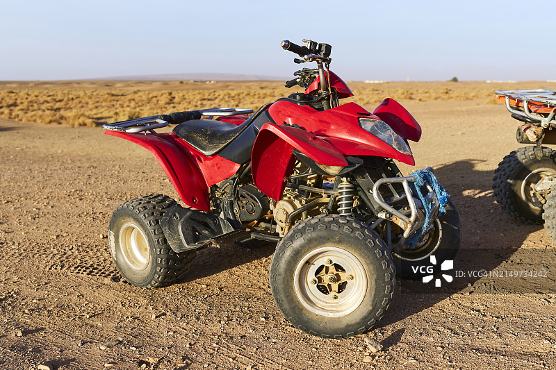 摩洛哥沙漠中停放的沙滩车侧面图片素材