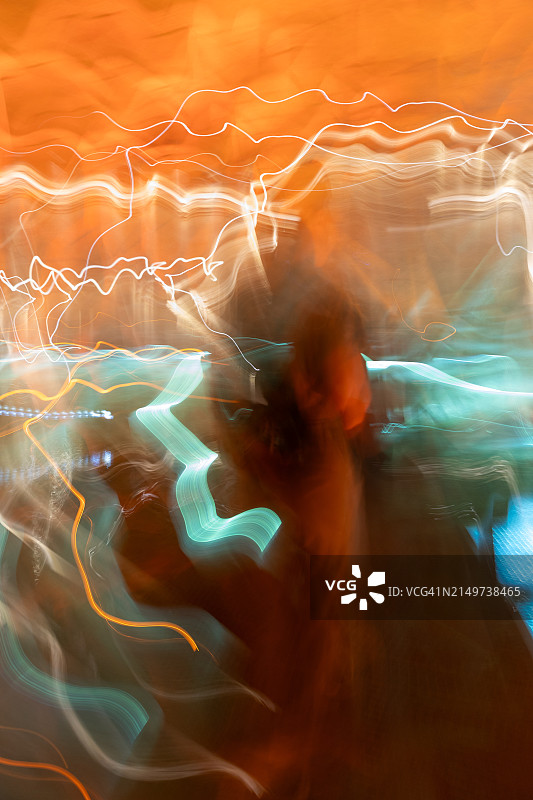 带有光迹的女性的模糊运动肖像图片素材