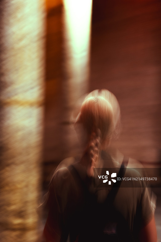 具有模糊效果的年轻女子剪影图片素材