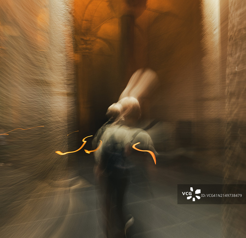 带有光迹的女性的模糊运动肖像图片素材