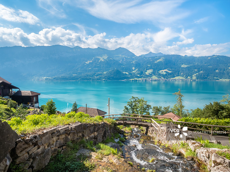 从圣贝亚图斯瀑布附近的观测点看到的图恩湖（Thunersee）鸟瞰图，因特拉肯-瑞士阿尔卑斯山-伯恩州-瑞士图片素材