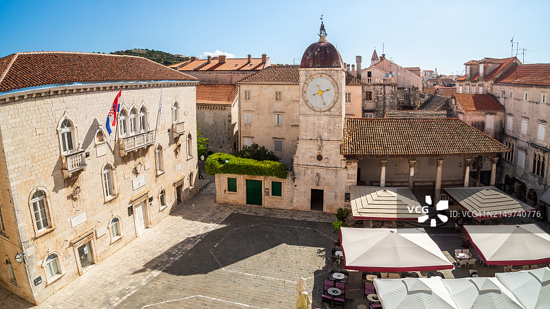 特罗吉尔老城区主广场鸟瞰图，含市政厅（校长宫）、钟楼、咖啡馆和凉廊，联合国教科文组织世界遗产 - 达尔马提亚地区 - 克罗地亚图片素材