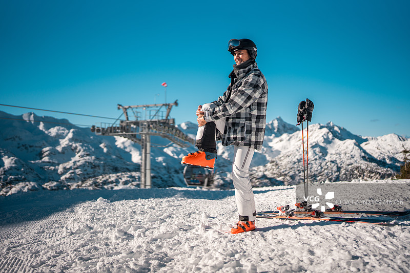 准备高山滑雪的亚洲中年男子滑雪者图片素材