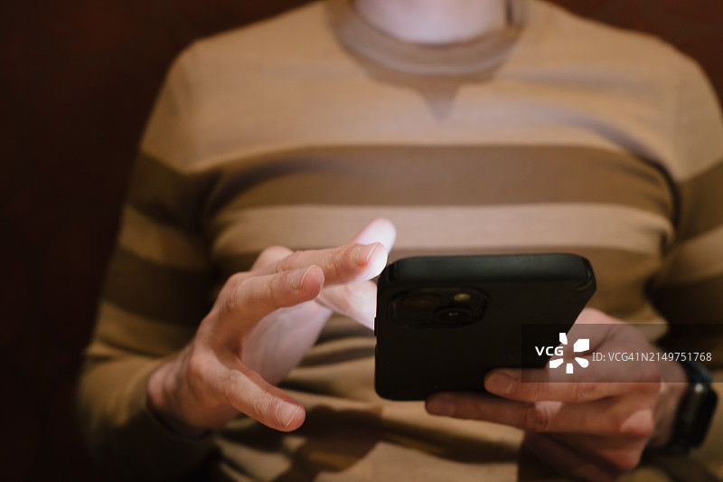 男子查看智能手机图片素材