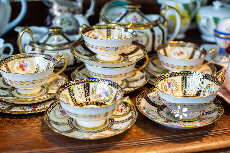 清晨的宁静：精美手工陶瓷咖啡杯，在家或咖啡馆享受舒适早餐图片素材