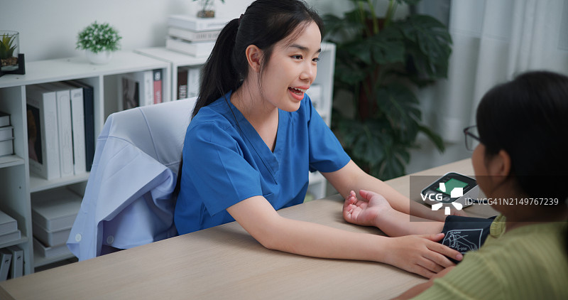 在医生办公室测量血压图片素材