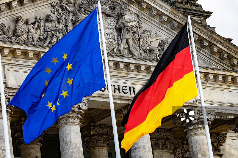 德国和欧盟旗帜与德国国会大厦（柏林，德国）图片素材