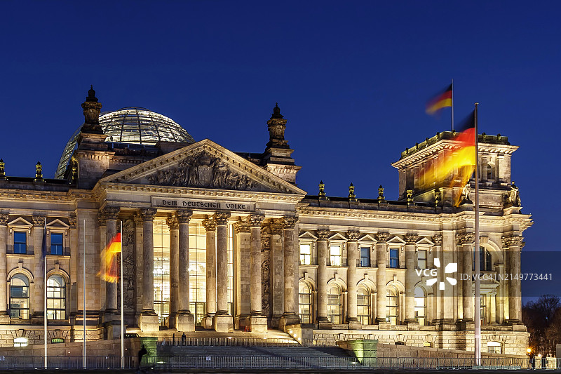 德国联邦议院-蓝色时刻带有德国国旗的德国国会大厦-德国柏林图片素材