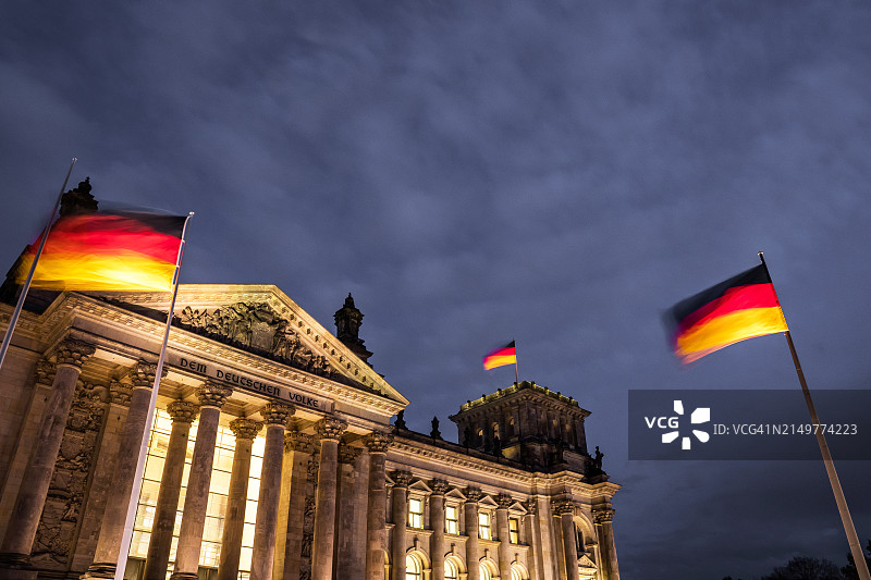 德国联邦议院-蓝色时刻带有德国国旗的德国国会大厦-德国柏林图片素材