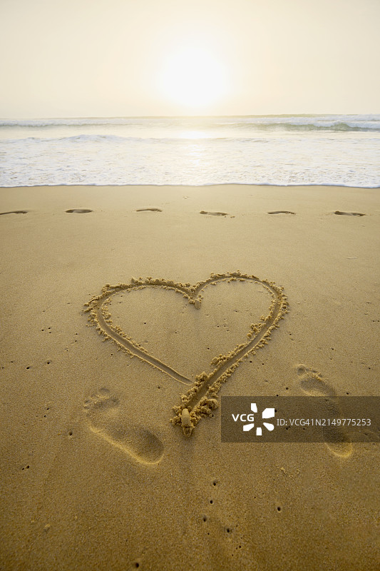 海边日落沙滩心形图案图片素材