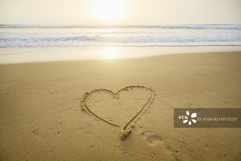 海边日落沙滩心形图案图片素材