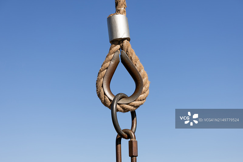 带孔眼和蓝色天空的绳子图片素材