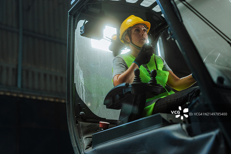 女性驾驶货车图片素材