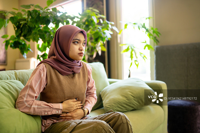 一位腹痛的女人图片素材