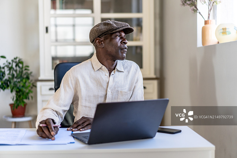 向窗外看的商人图片素材