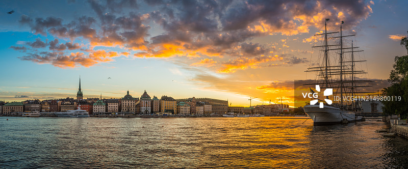 斯德哥尔摩老城港口金色日落全景，瑞典图片素材