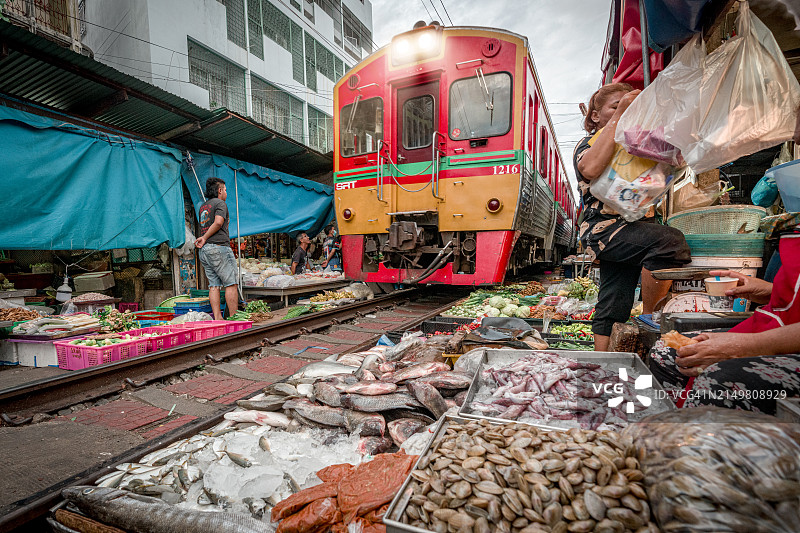 泰国曼谷美功铁道市场出售的食物图片素材